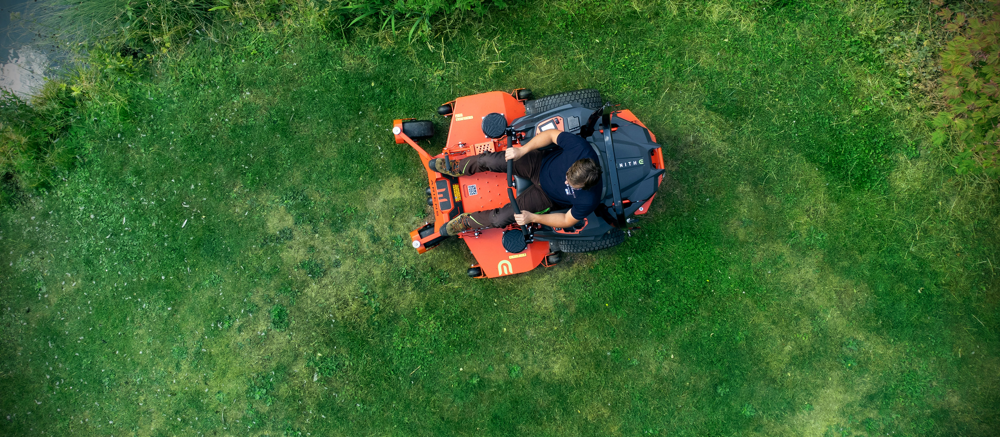 Ariens Zero-Turn-Aufsitzmäher auf Wiese aus der Vogelperspektive.